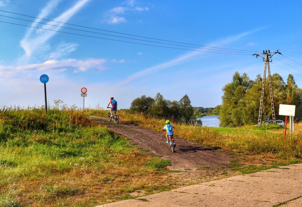 Rowerzysta z dzieckiem, stromy, krótki podjazd, staw