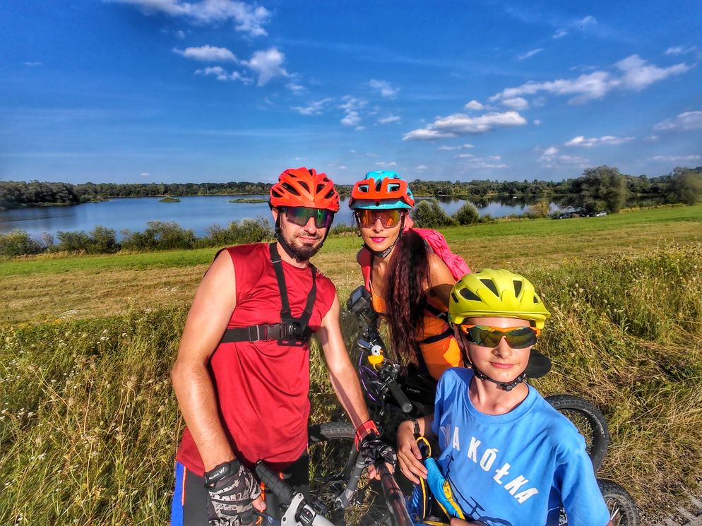 Szczęśliwa rodzina na rowerach, ścieżka rowerowa w okolicy Stawu Srebrniok