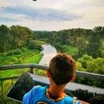 Wieża widokowa przy Granicznych Meandrach Odry, dziecko na wieży podziwiające widoki