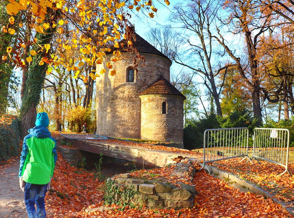 Dziecko, park, Wzgórze Zamkowe jesienią, Rotunda p.w. św. Mikołaja w Cieszynie