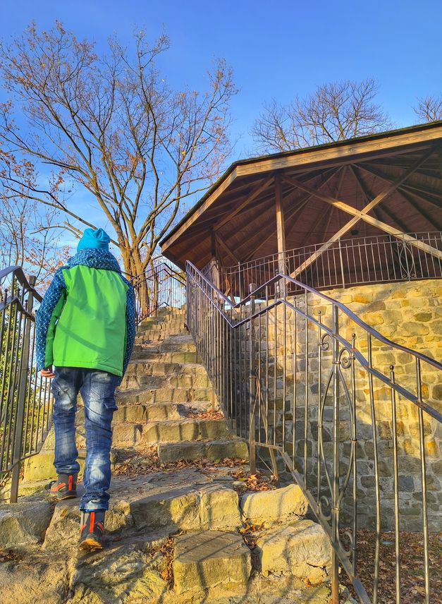 Dziecko wychodzące po schodach, Wieża Ostatecznej Obrony w Cieszynie