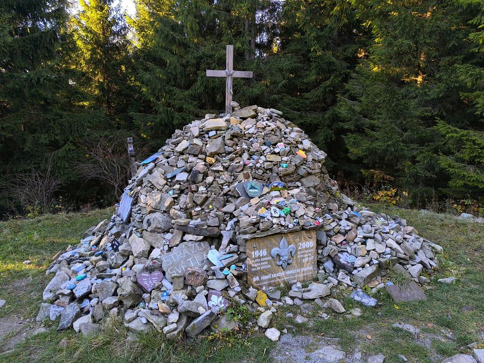 Łysa Góra w Czechach, krzyż pamiątkowy i kopiec kamieni