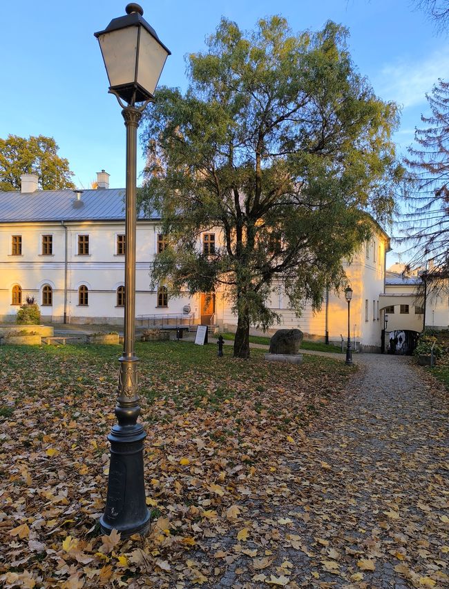 Park w Cieszynie, jesień, Wzgórze Zamkowe, latarnia, niebieskie niebo