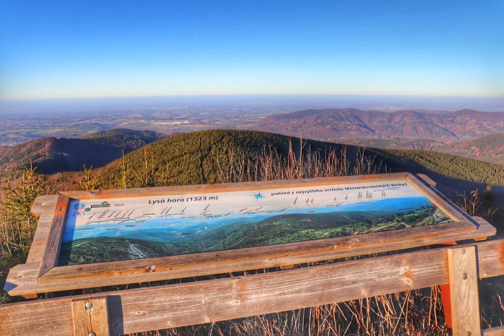 Tablica z panoramą na Łysej Górze w Czechach