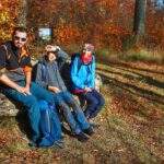 Turysta z dziećmi odpoczywający na szlaku w Brennej, las, jesień