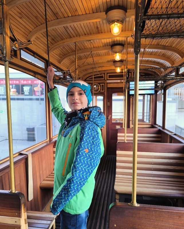 Uśmiechnięte dziecko w tramwaju w Cieszynie na Moście Przyjaźni