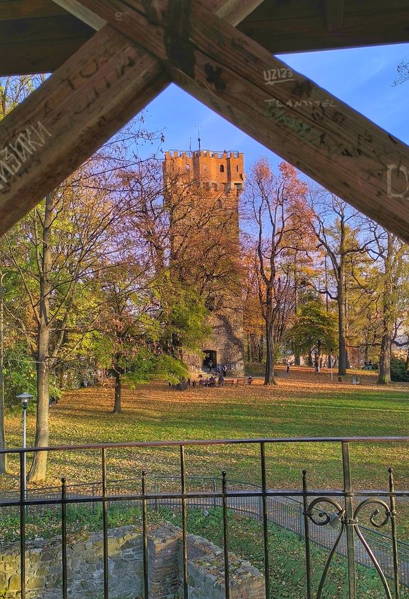 WIDOK NA WIEŻĘ PIASTOWSKĄ Z WIEŻY OSTATECZNEJ OBRONY