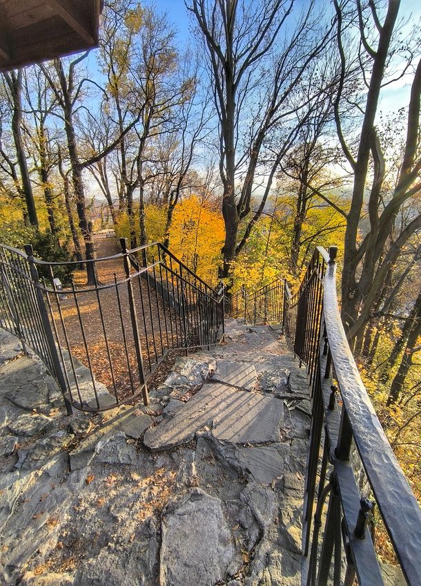 Widok na park - Wzgórze Zamkowe w Cieszynie z Wieży Ostatecznej Obrony, schody, jesienne popołudnie 