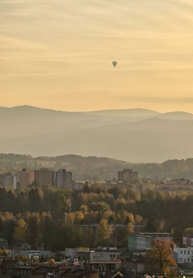 Widok rozciągający się Wieży Piastowskiej w Cieszynie, jesienny zachód słońca, balon