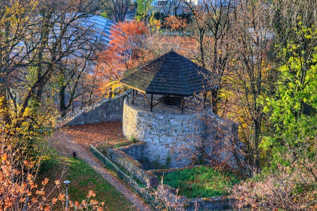 Wieża Ostatecznej Obrony w Cieszynie, jesień, park