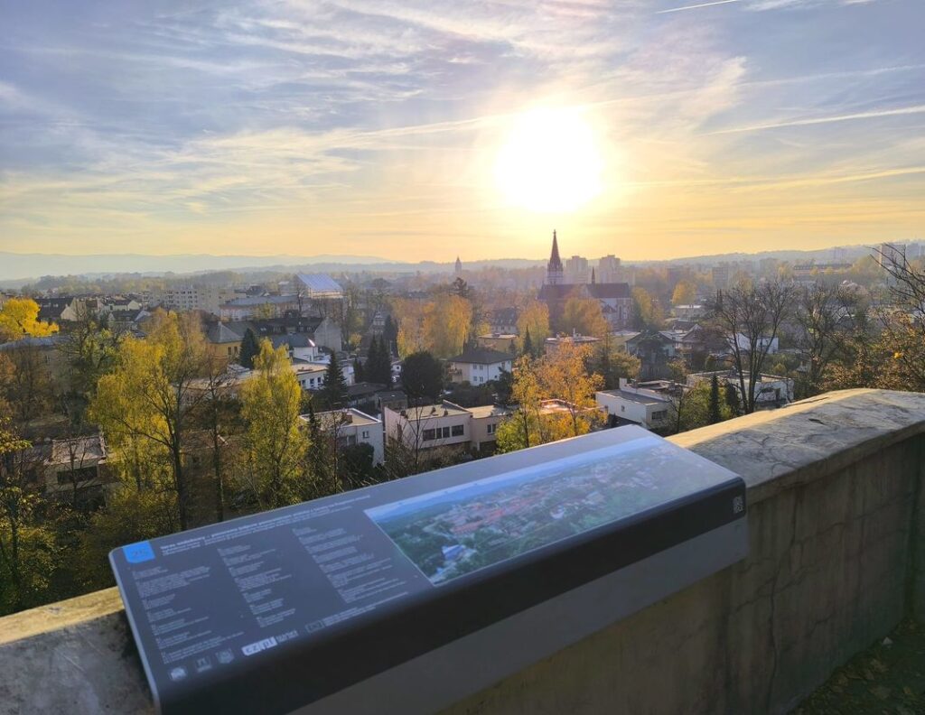 Wzgórze Zamkowe, widok rozciągający się z tarasu, zachód słońca, tablica informacyjna