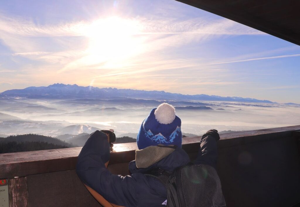 Dziecko podziwiające Tatry, wieża widokowa, Lubań w Gorcach