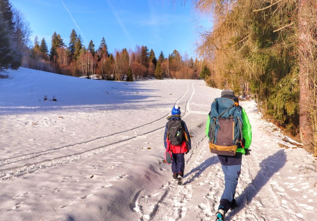 Dziecko z tatą, zaśnieżona polana, szlak niebieski na Lubań