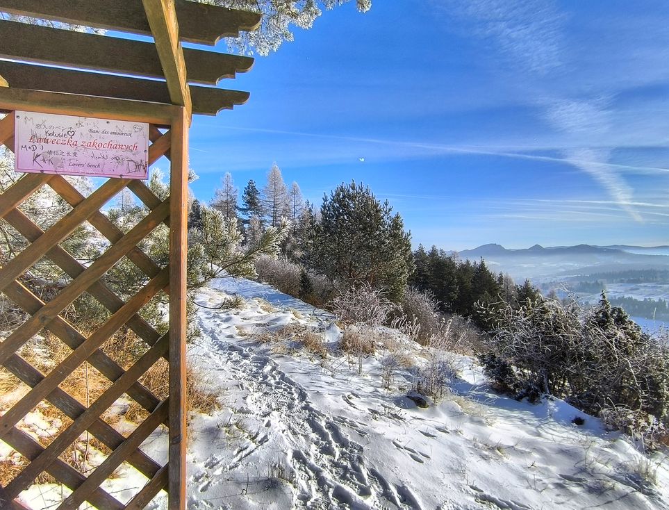 Pieniny, góra Wdżar ławeczka zakochanych, niebieskie niebo