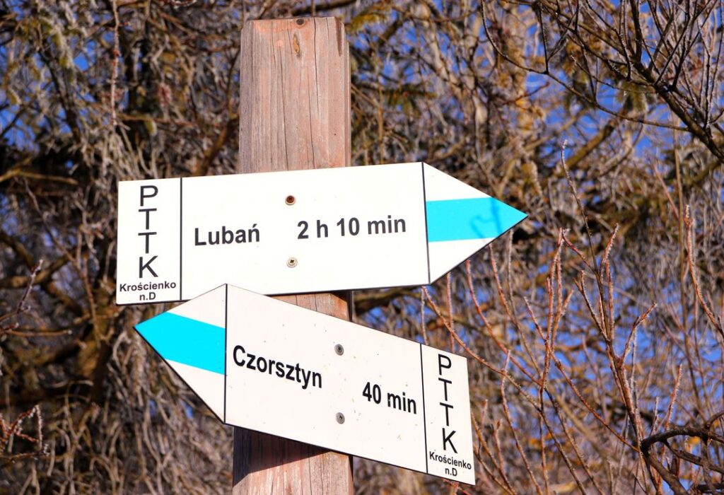 Kluszkowce, drogowskaz, Lubań 2h 10 min, Czorsztyn 40 min, zima