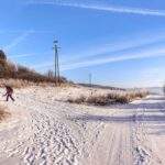 Kluszkowce, rozwidlenie drogi, szlak na Lubań prosto, dziecko idące w lewo na górę Wdżar, zima, niebieskie niebo