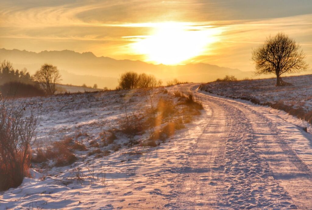 Kluszkowce, szlak niebieski o zachodzie słońca, widok na Tatry