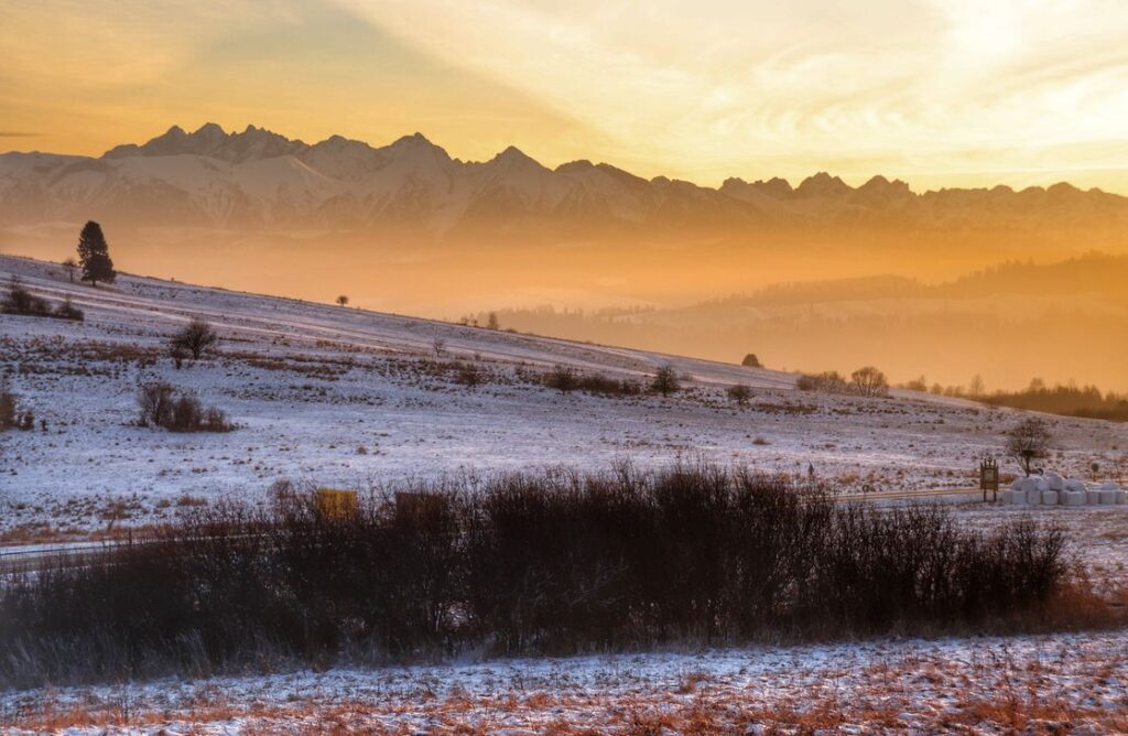 Kluszkowce, szlak niebieski o zachodzie słońca, widok na Tatry