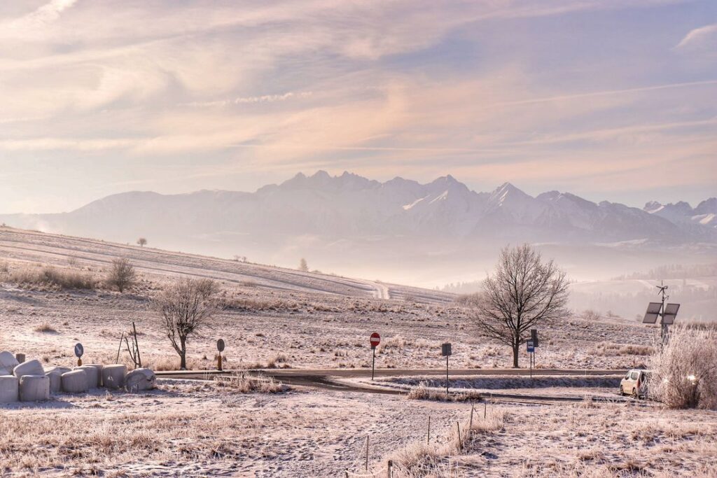 Kluszkowce, zima, widok na drogę i Tatry