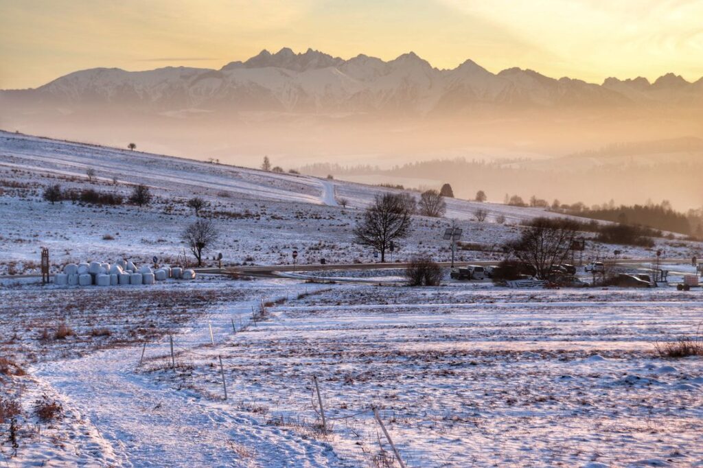 Kluszkowce, zima, widok na drogę i Tatry, zachód słońca