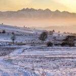 Kluszkowce, zima, widok na drogę i Tatry, zachód słońca