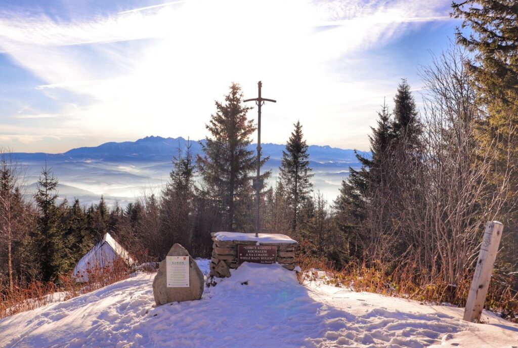 Krzyż, widok na Tatry, szczyt Lubań w Gorcach