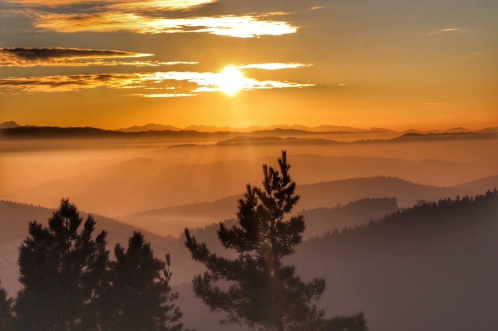 Skiełek wieża widokowa, zachód słońca w Beskidzie Wyspowym, widok na Tatry