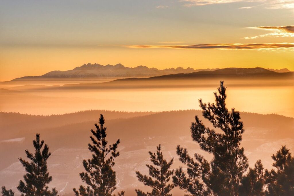 Widok na Tatry o zachodzie słońca z wieży widokowej - Skiełek