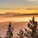 Widok na Tatry o zachodzie słońca z wieży widokowej - Skiełek