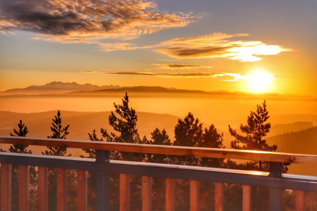 Skiełek wieża widokowa, zachód słońca, widok na Tatry