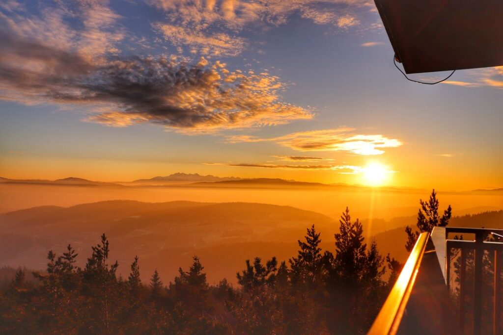 Beskid Wyspowy, Skiełek wieża widokowa, zachód słońca, widok na Tatry