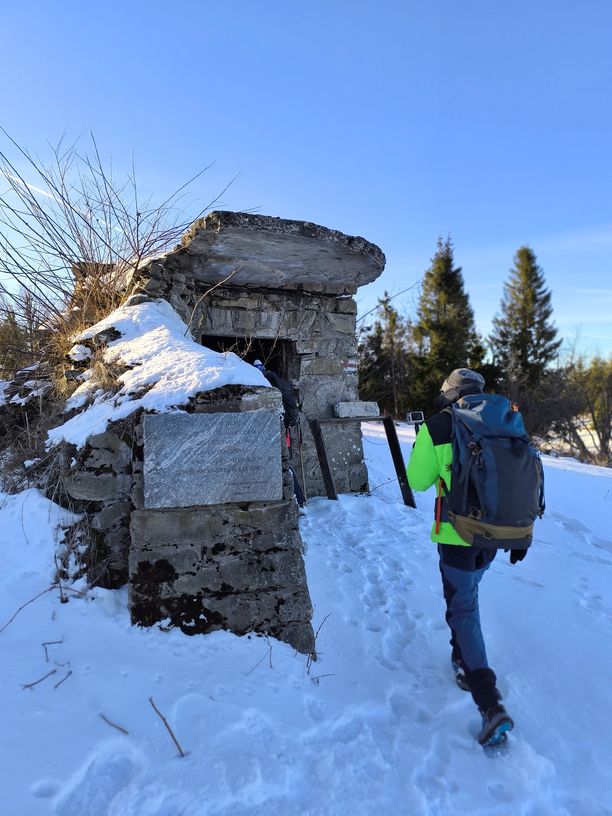 Turysta, ruiny schroniska na Lubaniu w Gorcach