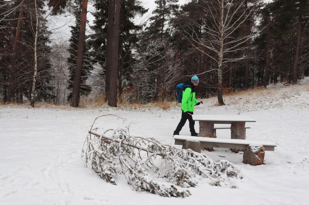 Turysta, śnieg, drewniany stół z ławkami, Palenica, Beskid Śląski