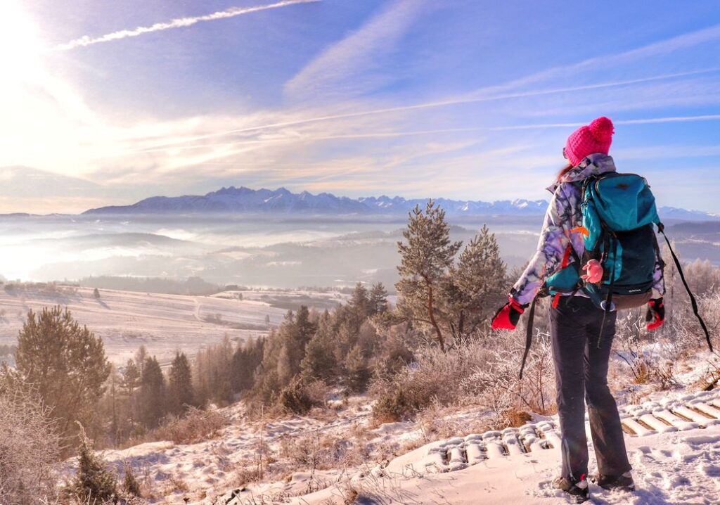 Turystka, widok na zimowe Tatry, Wdżar w Pieninach