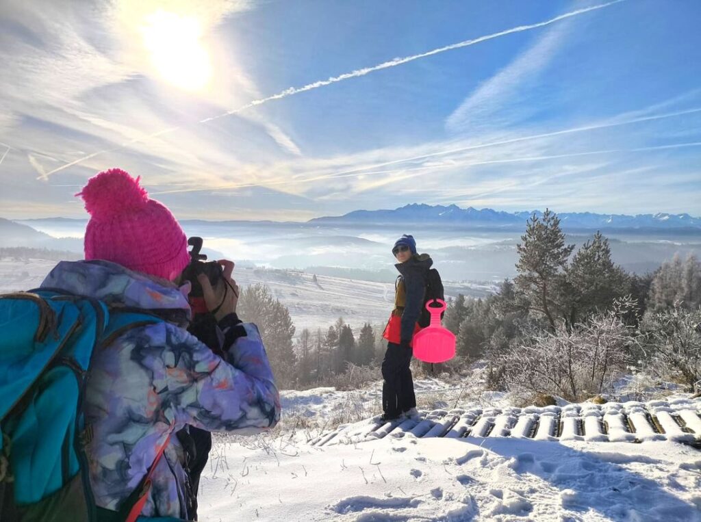 Turystka z aparatem, dziecko pozujące na tle zimowych Tatr, Wdżar, Pieniny