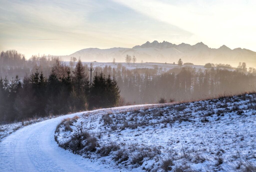 Widok na Tatry na szlaku niebieskim na Lubań