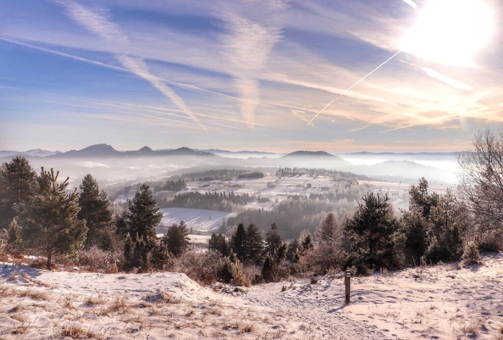 Widok rozciągający się z okolic góry Wdżar, Pieniny, zima