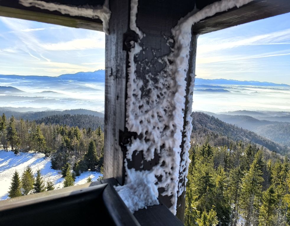 Widok rozciągający się z wieży widokowej, Lubań w Gorcach