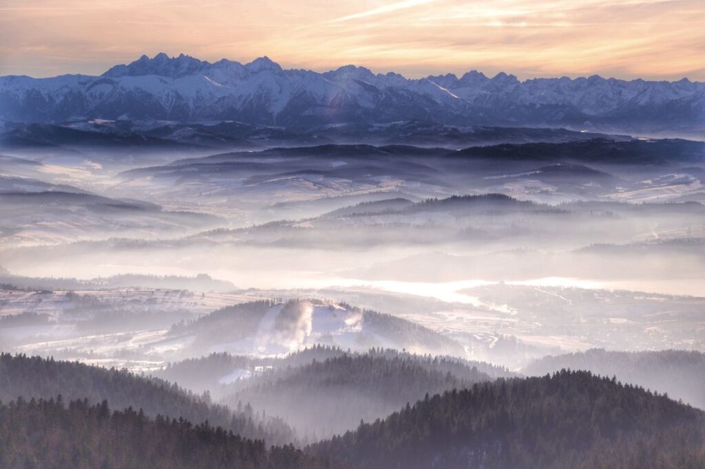 Widok rozciągający z wieży widokowej na Lubaniu w Gorcach, Tatry