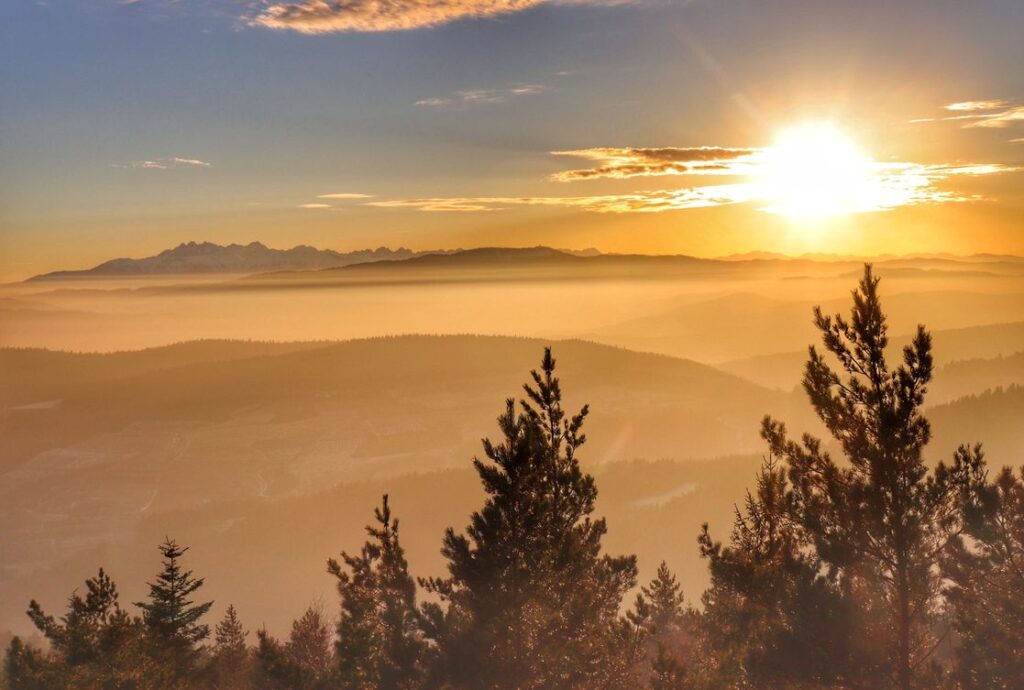 Zachód słońca w Beskidzie Wyspowym, panorama Tatr