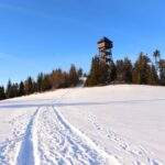 Zaśnieżona polana, drewniana wieża widokowa, Lubań w Gorcach
