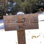 Drewniana tablica na szlaku niebieskim, Źródełko Lubań Zdrój