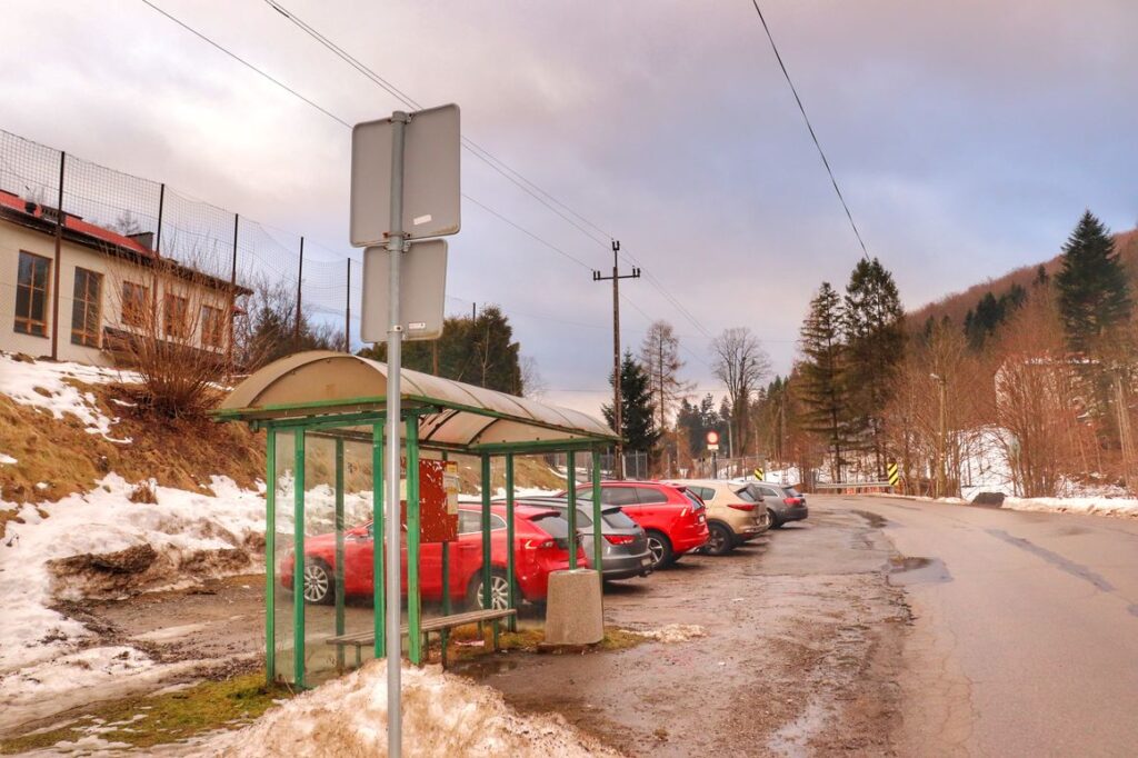 Brenna Leśnica, droga, przystanek autobusowy