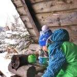 Dziecko jedzące zupę w Babim Szałasie w Beskidzie Żywieckim, zima