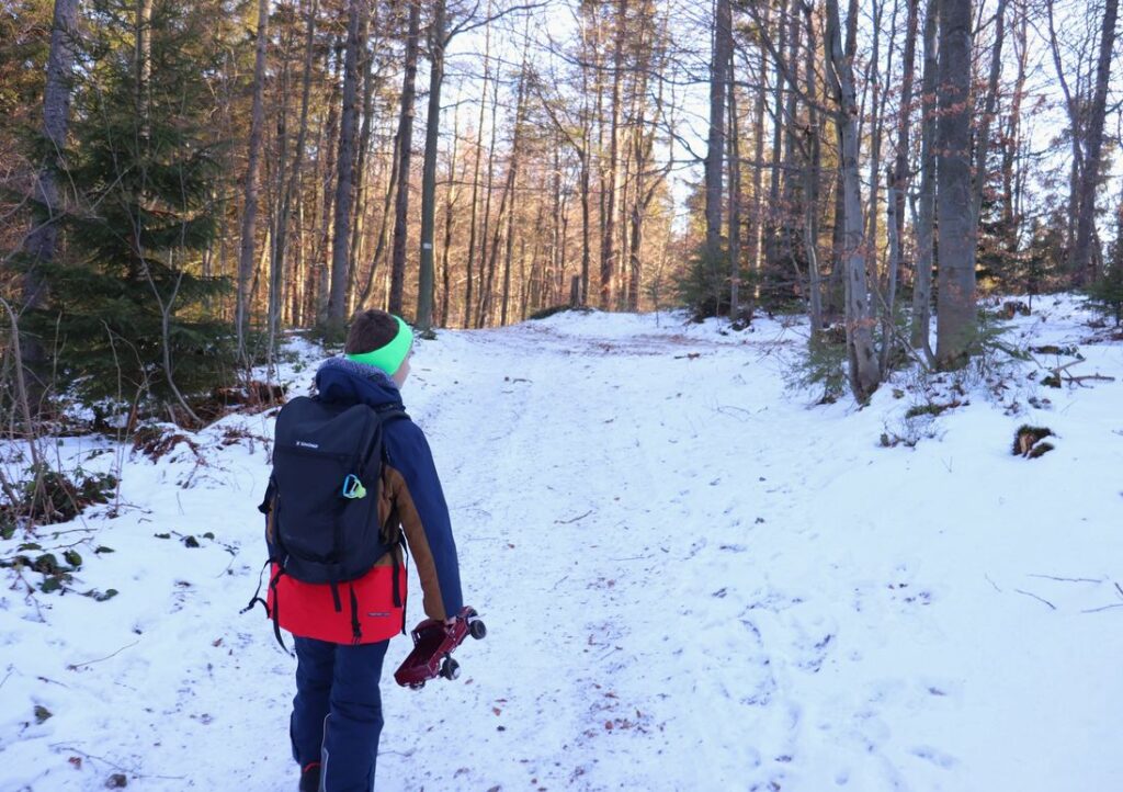 Dziecko w drodze na Modyń, piękny dzień, las