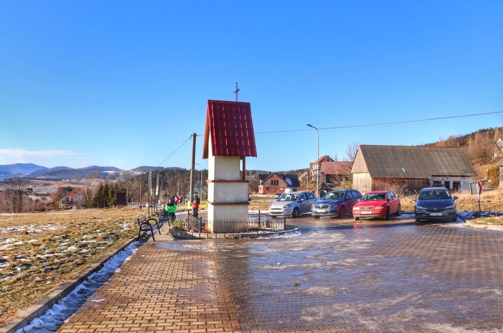 Zalesie parking przy szlaku czarnym na Modyń, turyści, niebieskie niebo