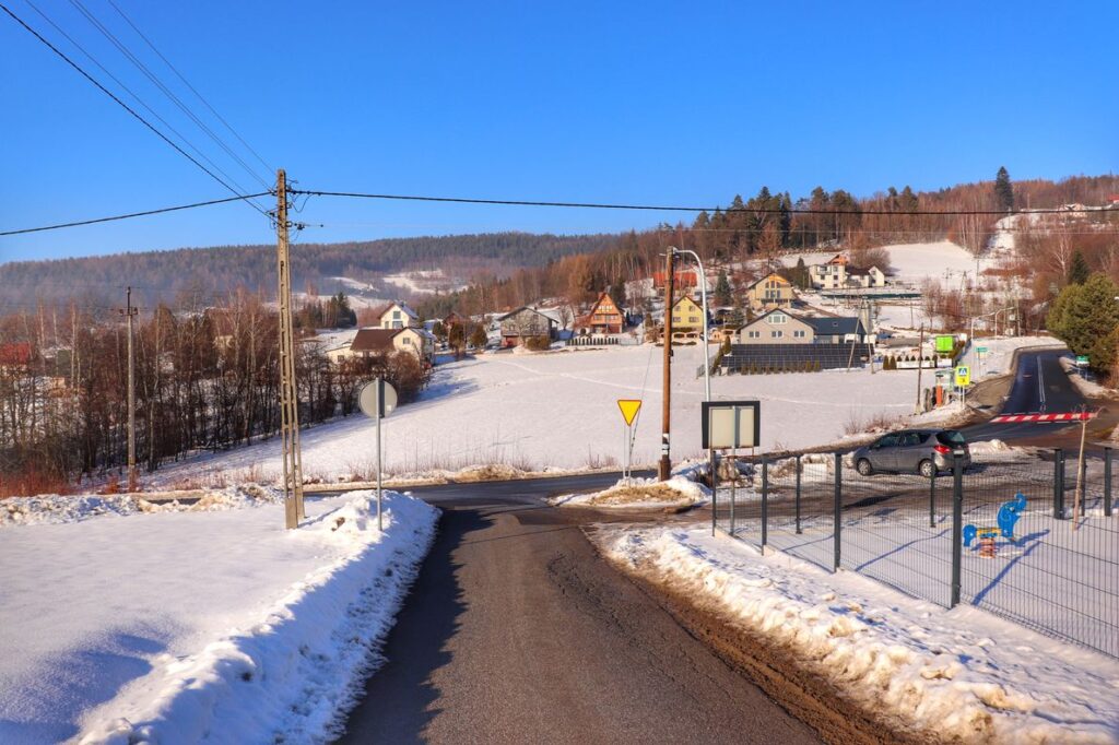 Łękawica, ul. Zagrodowa, widok na drogę krajową nr 946 biegnącej z Żywca