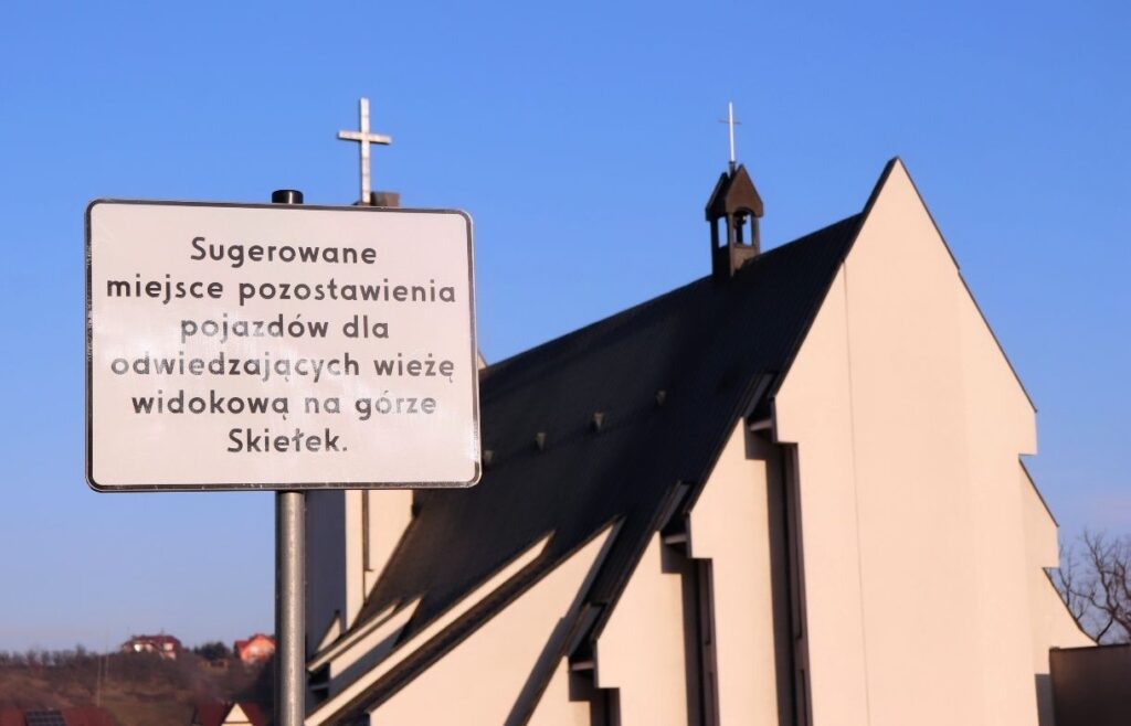 Sugerowany parking dla turystów idących na wieżę widokową na górze Skiełek, Kościół, Łukowica