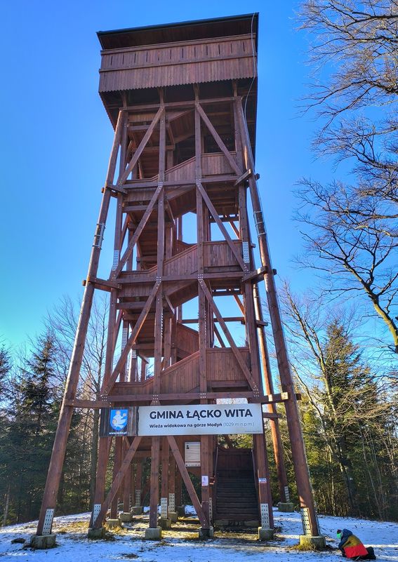 Beskid Wyspowy, Modyń wieża widokowa, niebieskie niebo, dziecko