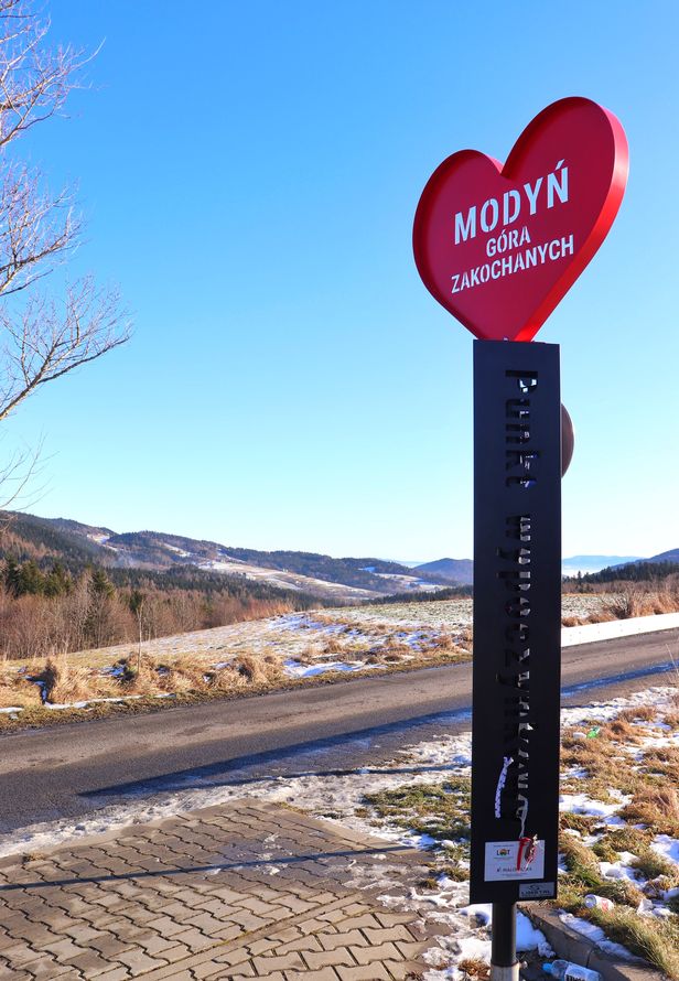 Serce z napisem Modyń GÓRA ZAKOCHANYCH przy parkingu (szlak czarny) - Zalesie